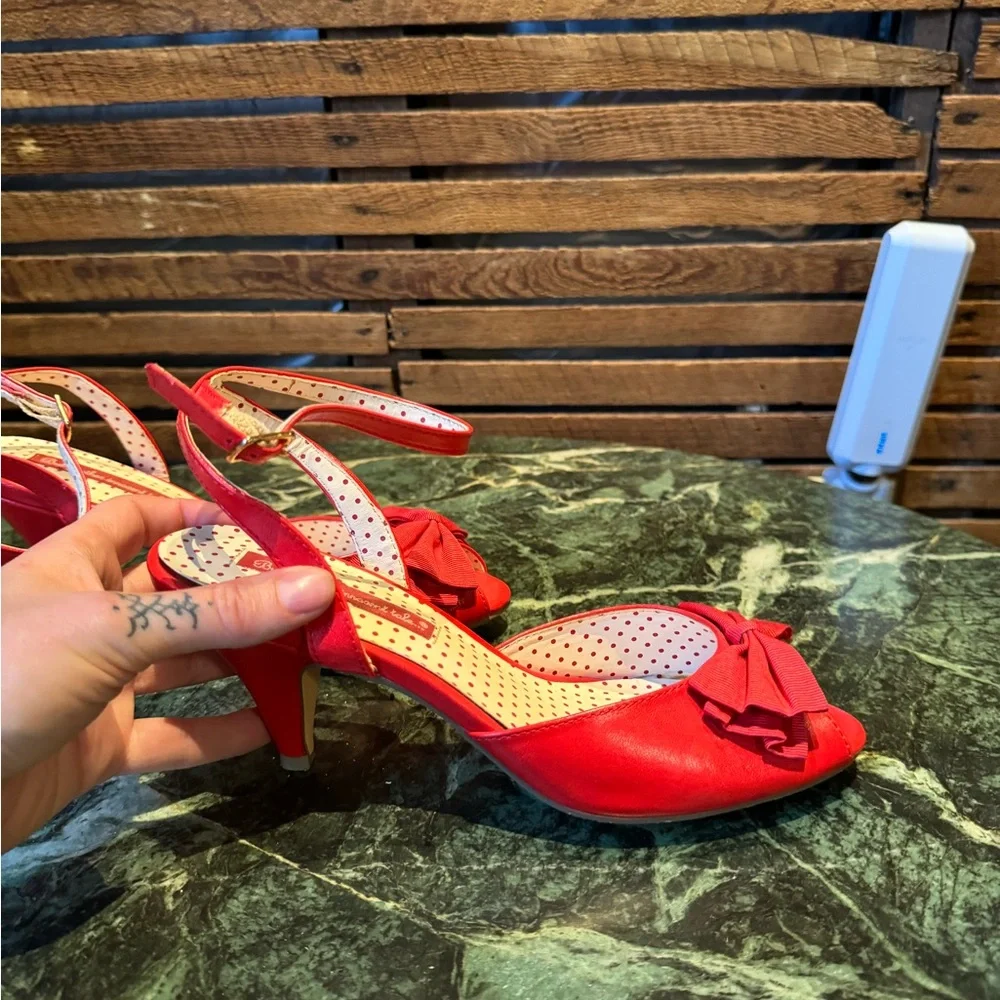 Darling pair of retro heels with bow and ankle strap - Picture 2 of 10